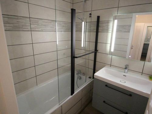 une salle de bain avec une baignoire, un lavabo et une douche dans l'établissement Studio Central 2 Pers, Parking, Proche Thermes & Commerces - FR-1-313-156, à Luchon