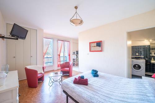 - un salon avec un lit et des chaises dans l'établissement Tadasana - Studio vue montagne, à Amélie-les-Bains-Palalda