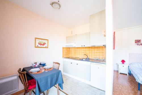 une cuisine avec une table et un chiffon bleu dans l'établissement Tadasana - Studio vue montagne, à Amélie-les-Bains-Palalda
