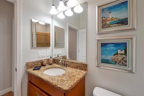 A bathroom at Lovely new Townhome paradise
