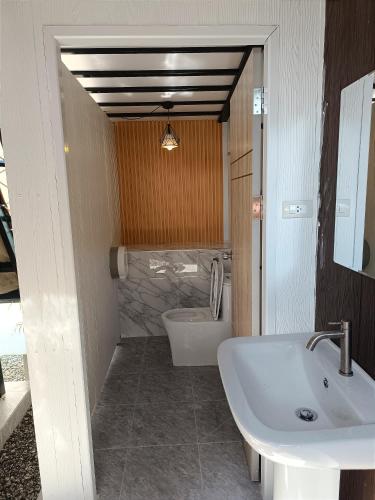 un bagno con lavandino e WC di Anita Camp stay a Parco Nazionale di Khao Sok