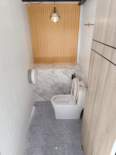 bagno con servizi igienici e sedile di Anita Camp stay a Parco Nazionale di Khao Sok