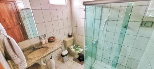 uma casa de banho com um WC, um lavatório e um chuveiro em Casa Sapucaia - Praia em Santa Cruz Cabrália