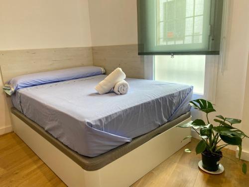 a bed with two towels on it in a bedroom at Nuevo estudio junto al Guadalquivir in Seville