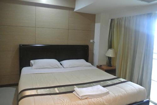 Postel nebo postele na pokoji v ubytování Nanatai Suites