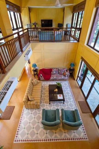 vistas panorámicas a una sala de estar con sofá y sillas en Villa Beheira, en Damanhûr