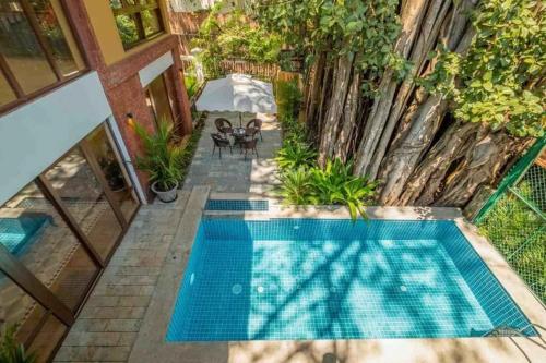 Villa Beheira في Damanhûr: اطلالة علوية على مسبح بجوار منزل