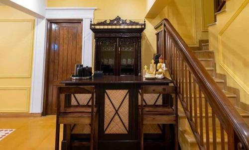 aoyer ze stołem z krzesłami i schodami w obiekcie Villa Beheira w mieście Damanhûr
