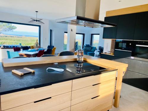 une cuisine avec un comptoir et un salon dans l'établissement Nadia Residences de la mer 