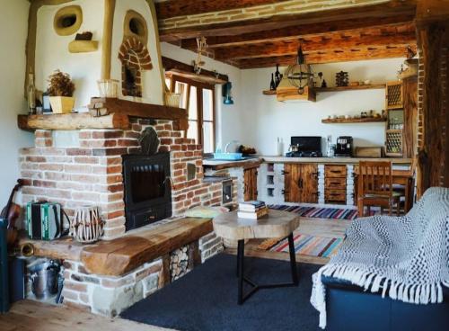 - un salon avec une cheminée en briques et une table dans l'établissement Cuibul cu Trufe, 