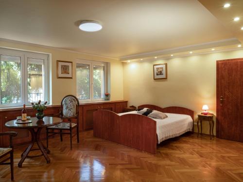 1 dormitorio con 1 cama y 1 mesa en Frank Vendégház, en Veszprémvarsány