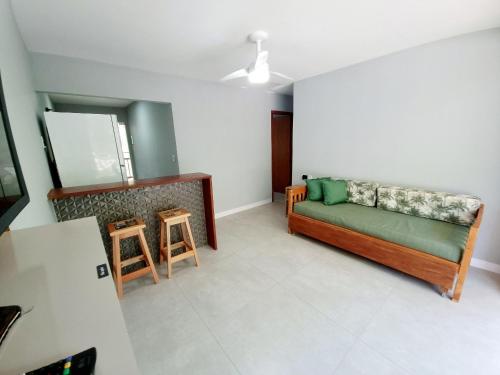 uma sala de estar com um sofá e dois bancos em Apê Varanda Gourmet Wi-fi 300mbs Garagem Arcondiconado Cozinha completa Streaming em Mata de Sao Joao