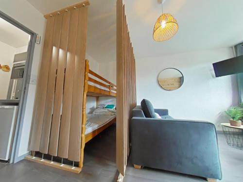 a living room with a bunk bed and a couch at Le 307, Vue pistes in La Bresse