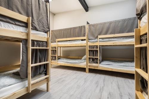 Våningssäng eller våningssängar i ett rum på Regem Hostel