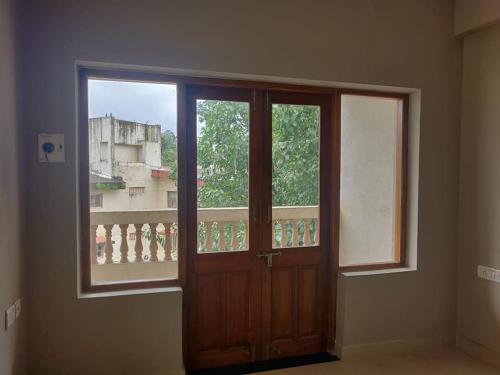 Habitación vacía con puerta y ventana en Staymaker Phủ Lý, en Phủ Lý