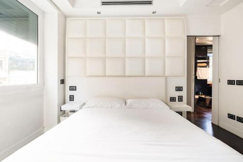 - une chambre blanche avec un grand lit et une fenêtre dans l'établissement Luxury appartment 250mt for lovers, à Rome