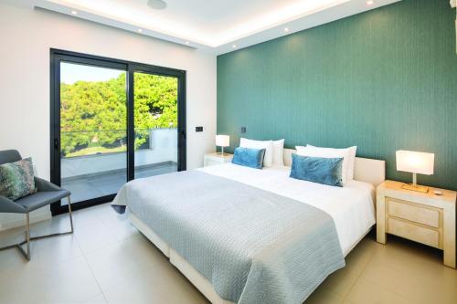 um quarto com uma cama grande e uma janela grande em Vale do Lobo Modern Villa With Pool by Homing em Vale do Lobo