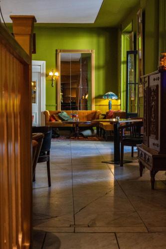 a living room with a couch and a table at Hotel Schimmelpenninck Huys in Groningen