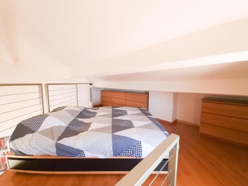 une chambre avec un grand lit dans un grenier dans l'établissement Vue exceptionnelle mer & Estérel - Les Clés de L Estérel, à Théoule-sur-Mer