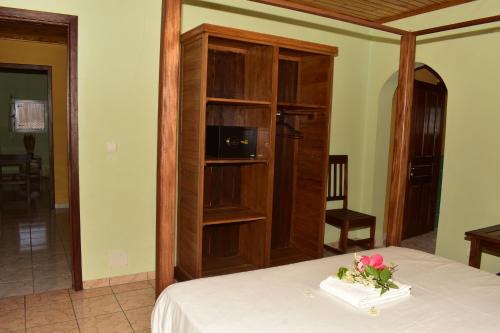 um quarto com uma cama e uma estante de livros em Villa Eugenie Ampasikely em Djamandjary