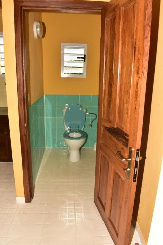 uma porta aberta para uma casa de banho com WC em Villa Eugenie Ampasikely em Djamandjary