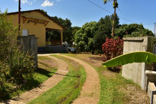 uma estrada de terra em frente a uma casa em Villa Eugenie Ampasikely em Djamandjary