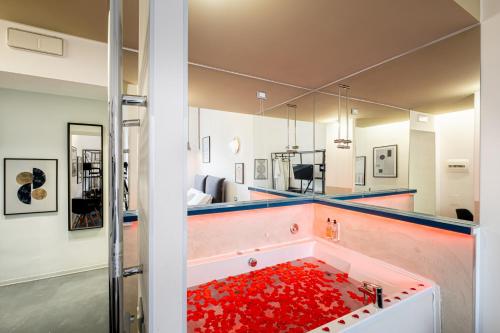 una camera con una grande vasca piena di fluido rosso di MyTinyHome Fastime a Roma