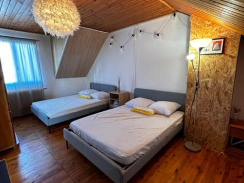 1 dormitorio con 2 camas y lámpara de araña en Villa Quend, 4 pièces, 6 personnes - FR-1-730-6 en Quend