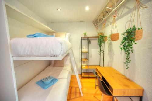 Habitación pequeña con litera y escritorio. en Cozy 2bedroom seafront apartment, balcony GOSLM-10, en Sliema