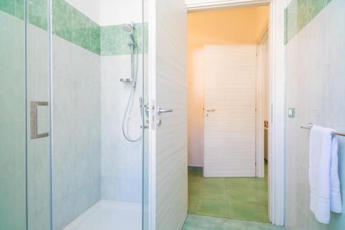 y baño con ducha y puerta de cristal. en Casa Geranio vista Etna en Calatabiano