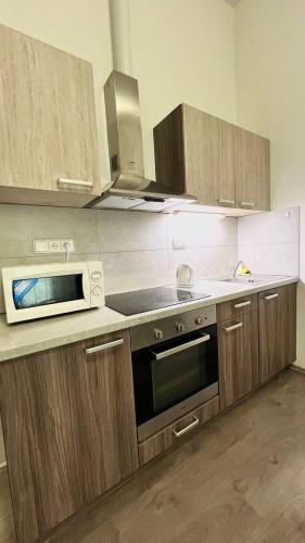 a kitchen with a microwave and a stove at Comfort Place Brno, Bratislavská in Brno