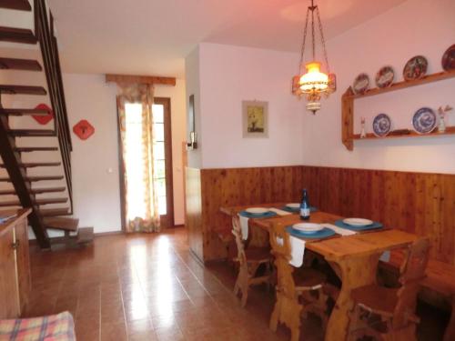 比比翁的住宿－Welcoming accommodation in Bibione - Beahost，一间带木桌和椅子的用餐室