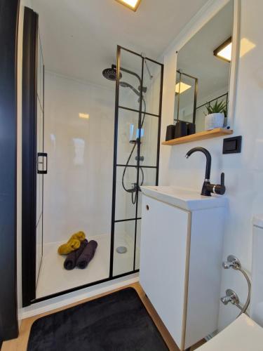 Koupelna v ubytování Les Tiny du Pré Mathy - Logements insolites avec Jacuzzi à Profondeville