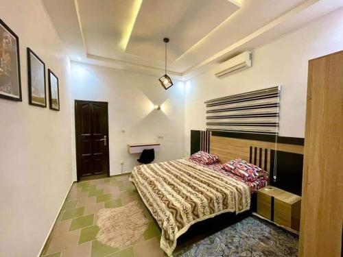 1 dormitorio con 1 cama en una habitación en Timba ciné02, en Cotonou