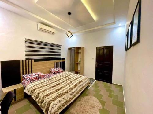 1 dormitorio con 1 cama grande en una habitación en Timba ciné02, en Cotonou
