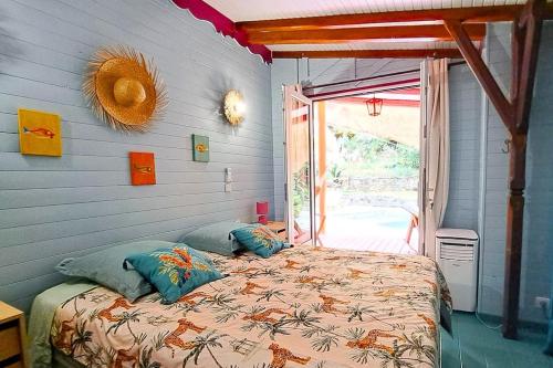 Schlafzimmer mit einem Bett und einem Fenster in der Unterkunft VILLA La Perle PLAGE à PIED, PISCINE à Deshaies in Deshaies