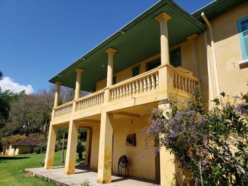 a large house with a balcony on top of it at Fazenda Itamirim - Chácara para alugar com piscina, campo de futebol, churrasqueira e salão de festas - Próximo a São José dos Campos e ao Mobai Bike in Jacareí