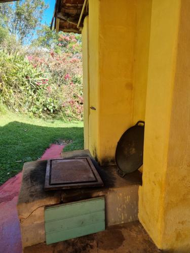 een buitenhoek van een gebouw met een pot en een pan bij Fazenda Itamirim - Chácara para alugar com piscina, campo de futebol, churrasqueira e salão de festas - Próximo a São José dos Campos e ao Mobai Bike in Jacareí