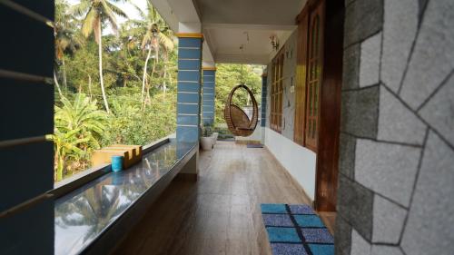 um corredor de uma casa com uma grande janela de vidro em Honey Paradise Homestay em Trivandrum