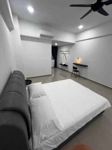 - une chambre avec un lit blanc et un ventilateur de plafond dans l'établissement Sense In Passionate, à Sitiawan