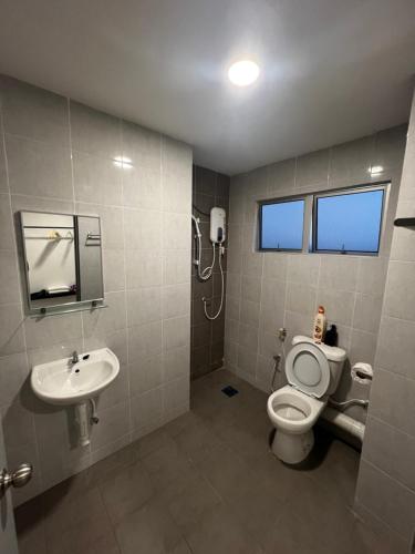 La salle de bains est pourvue de toilettes et d'un lavabo. dans l'établissement Sense In Passionate, à Sitiawan