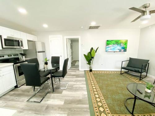 Dapur atau dapur kecil di Stylish Cozy Townhouse with King Bed & Parking Near Arizona State University, Mill Avenue & Tempe Downtown