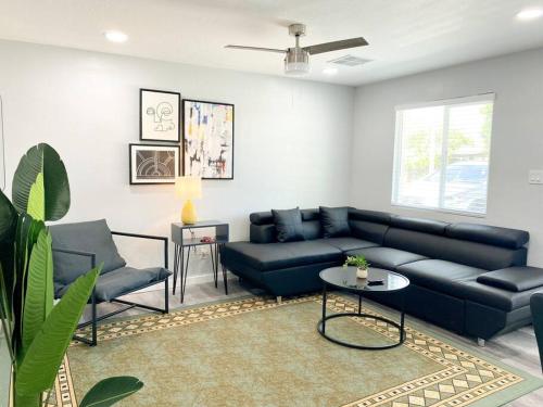 Ruang duduk di Stylish Cozy Townhouse with King Bed & Parking Near Arizona State University, Mill Avenue & Tempe Downtown