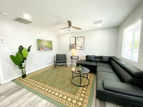 Ruang duduk di Stylish Cozy Townhouse with King Bed & Parking Near Arizona State University, Mill Avenue & Tempe Downtown