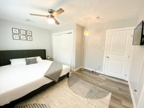 Katil atau katil-katil dalam bilik di Stylish Cozy Townhouse with King Bed & Parking Near Arizona State University, Mill Avenue & Tempe Downtown