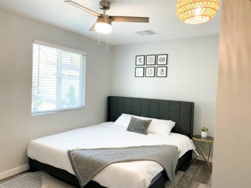 Katil atau katil-katil dalam bilik di Stylish Cozy Townhouse with King Bed & Parking Near Arizona State University, Mill Avenue & Tempe Downtown