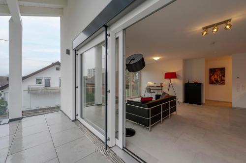 an open living room with sliding glass doors at EXQUIS Luxus Apartment USM I Kamin I Terrasse I Parkplatz I Mercedes in Böblingen