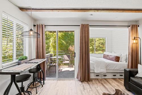 1 dormitorio con 1 cama y balcón en SV2106 Mountain Condo minutes to Gatlinburg, en Gatlinburg