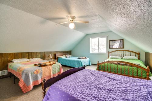 1 dormitorio con 2 camas y ventilador de techo en Big Stone Lake Retreat Near Browns Valley!, 