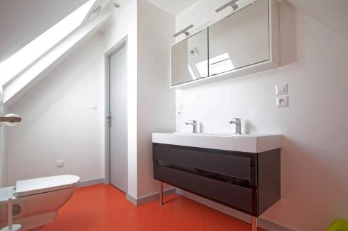 een badkamer met een wastafel en een toilet bij Villa : Les Embruns classé 4 étoiles in Bréhat